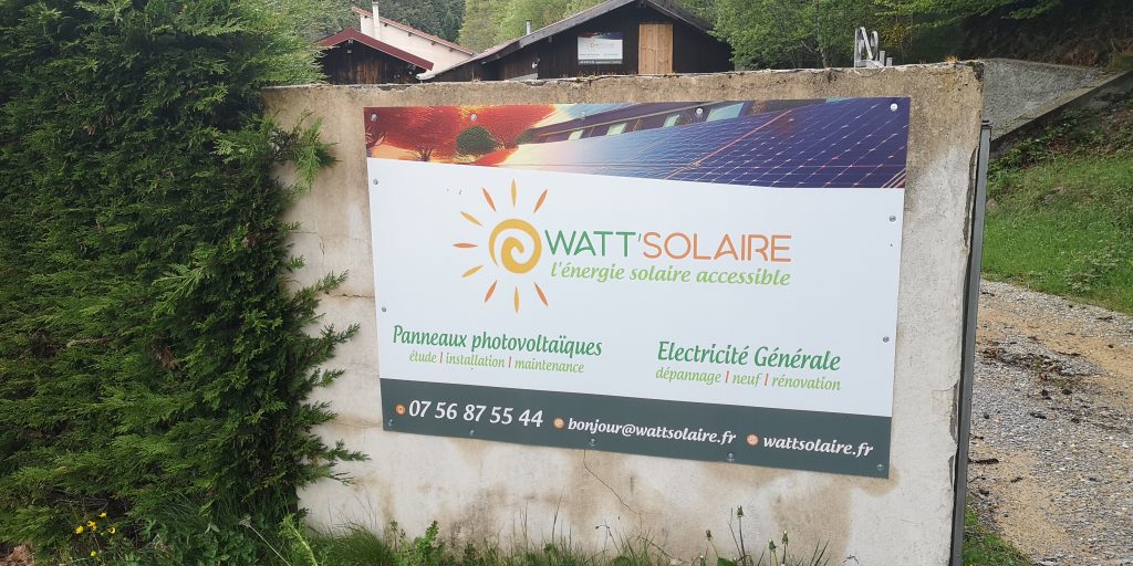 Enseigne WATT SOLAIRE installée sur le mur du siège social au Mantel